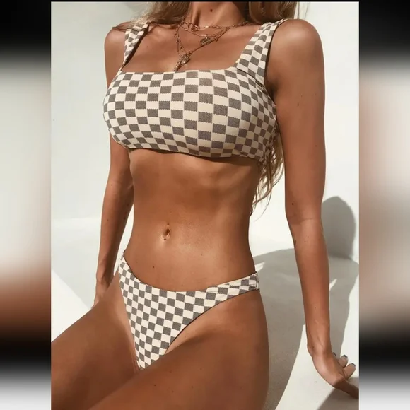 LV Bikini - Picture 3 of 6